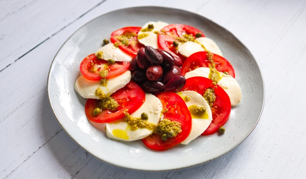 Салат с сыром моцарелла, помидорами и маслинами