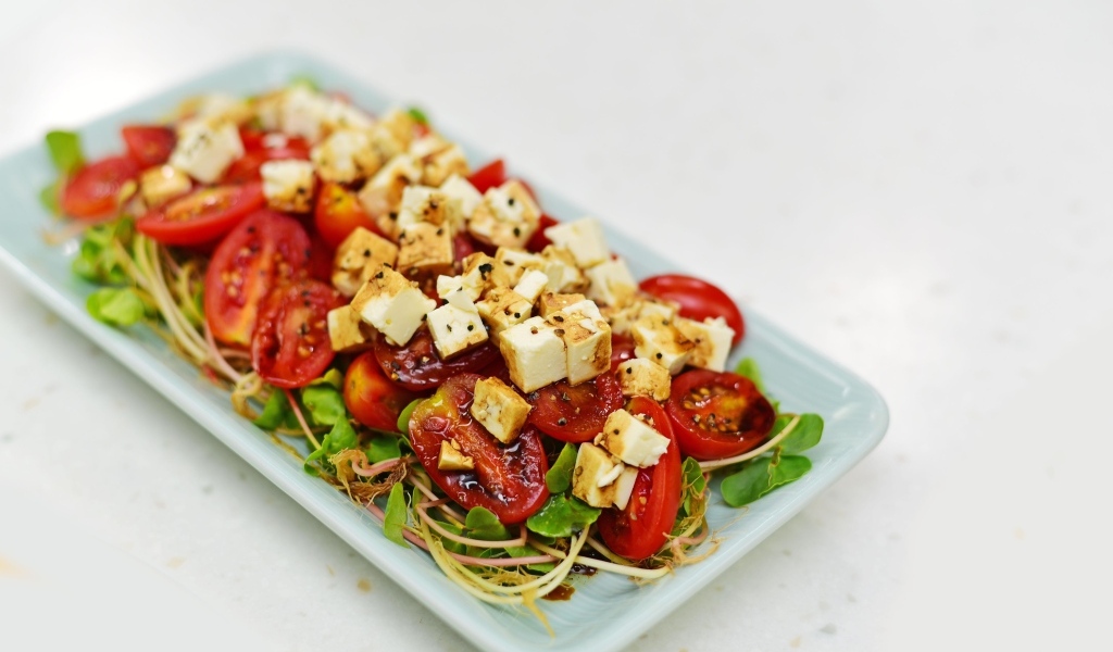 Салат с помидорами и жареным сыром