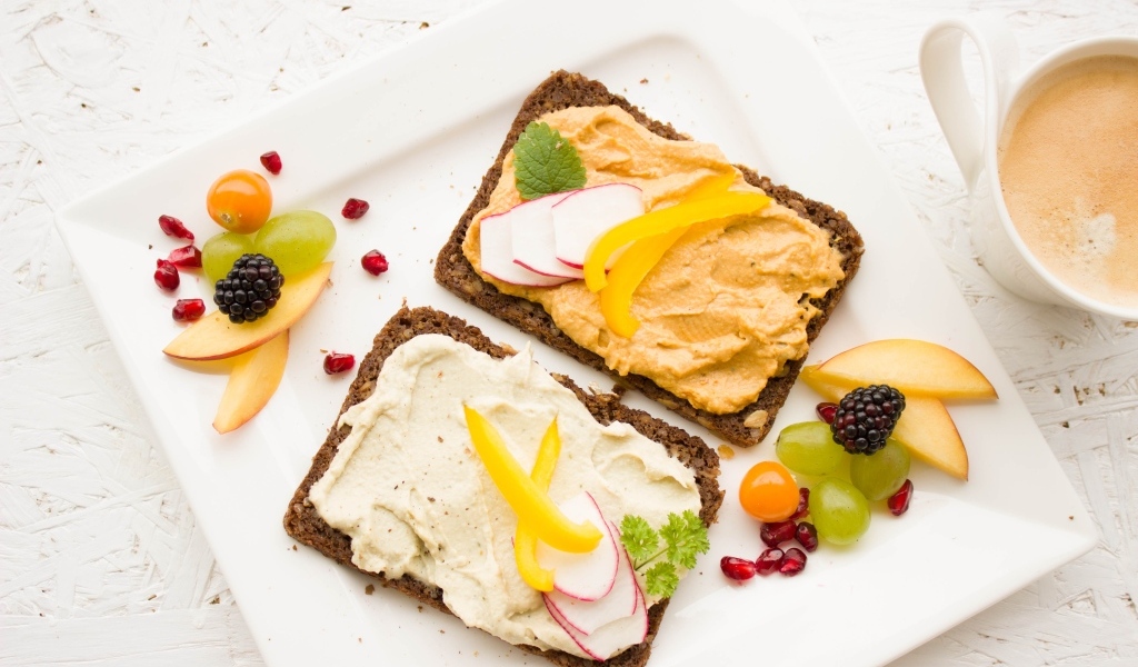 Бутерброды с паштетом на тарелке