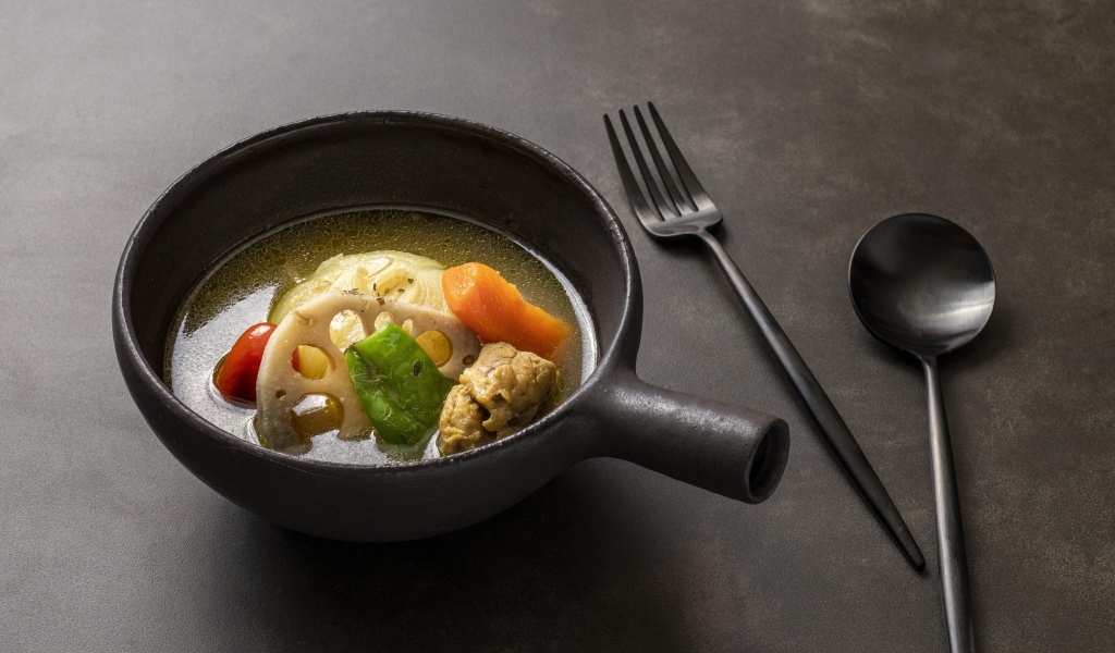 Суп саппоро с овощами на столе