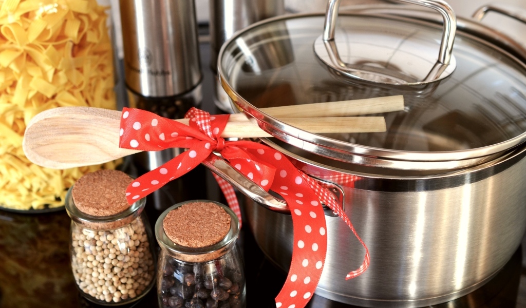 Кастрюля на столе с ложками, специями и лапшой