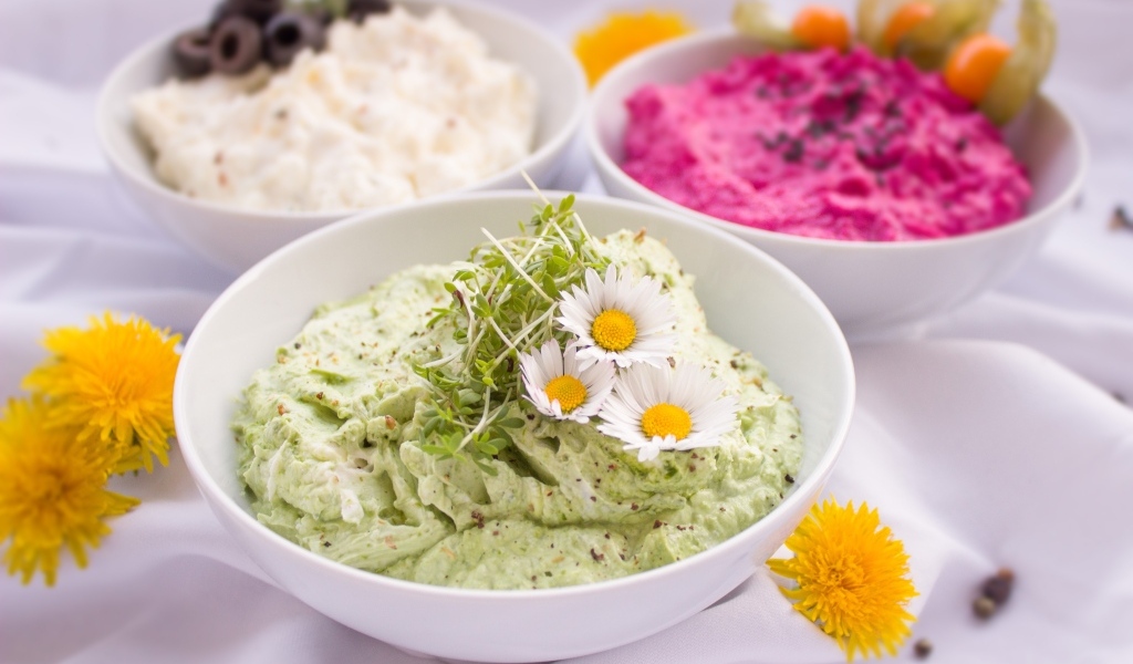 Соусы в белых тарелках на столе