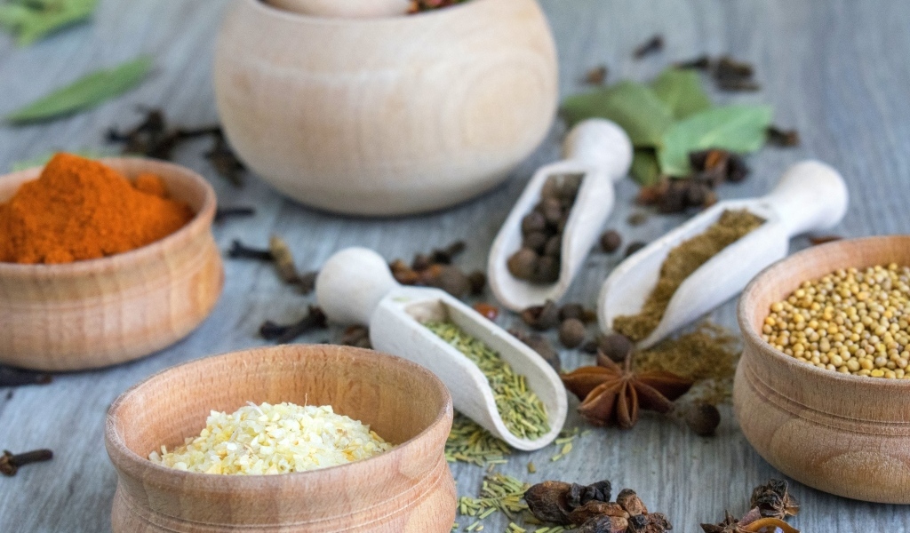 Семена и специи на столе