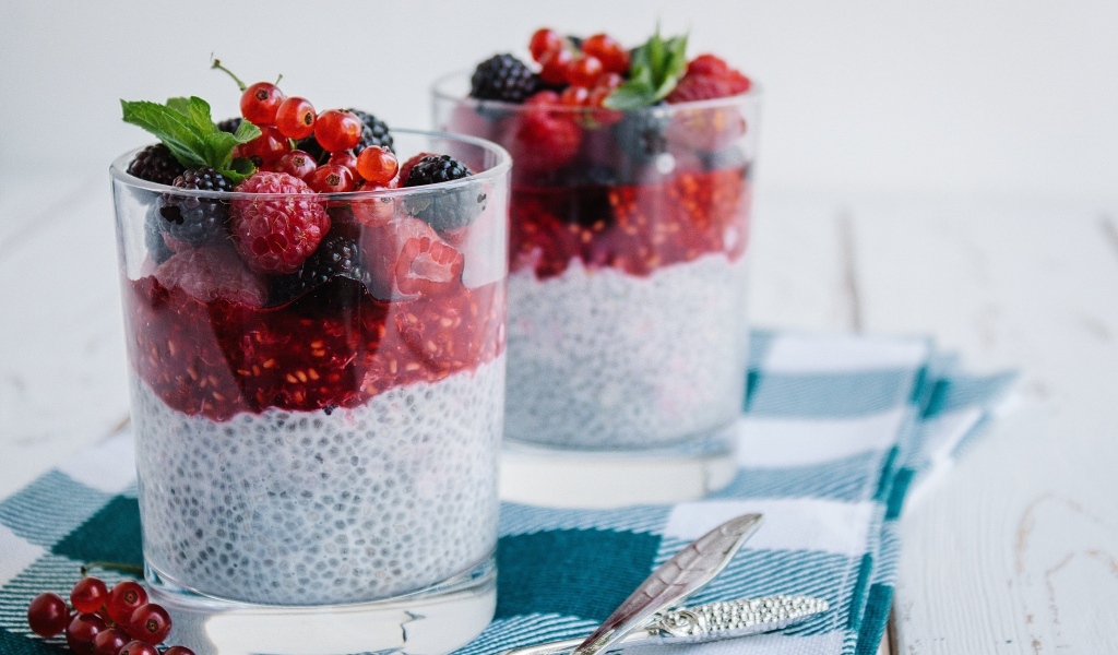 Коктейли с семенами чиа и ягодами