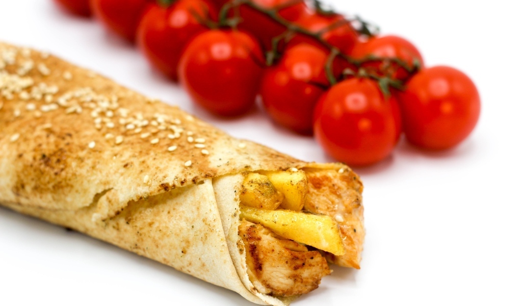 Шаурма с помидорами на столе