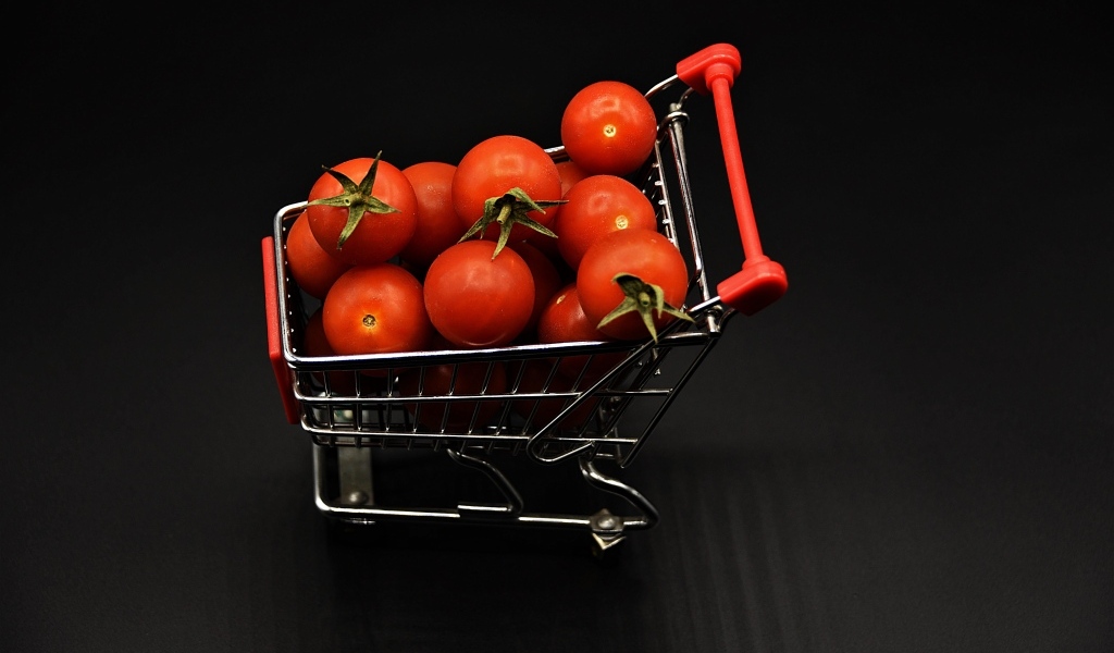 Маленькая тележка с красными помидорами