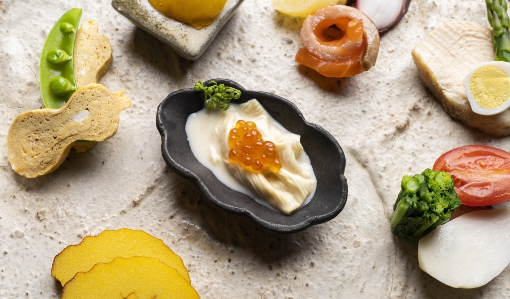 Закуски на столе с соусом