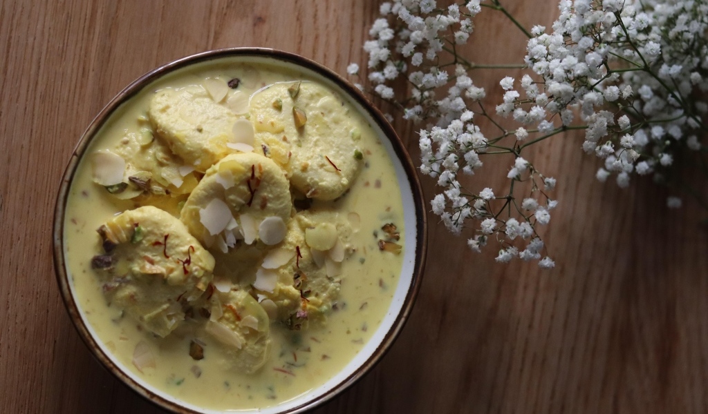 Суп с сыром в миске на столе с цветами