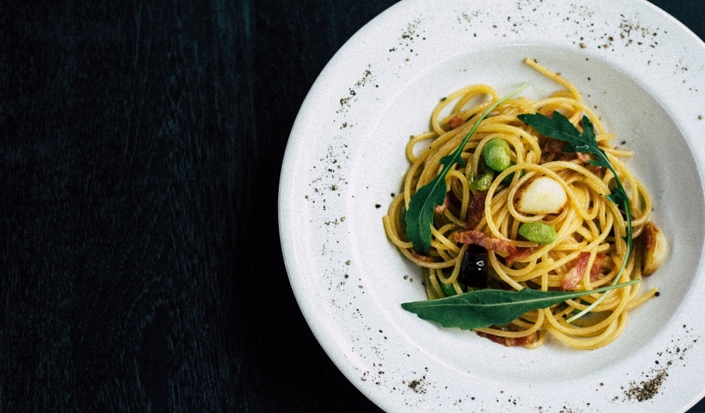 Спагетти с курицей в большой белой тарелке