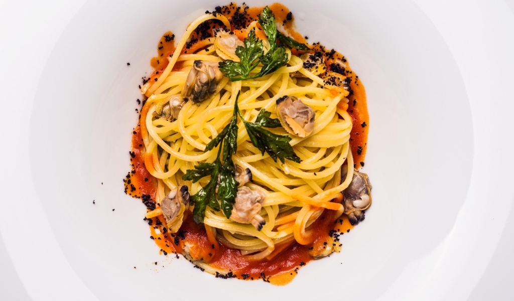 Спагетти с мясом в белой тарелке