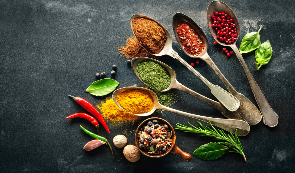 Ложки с ароматными специями на столе