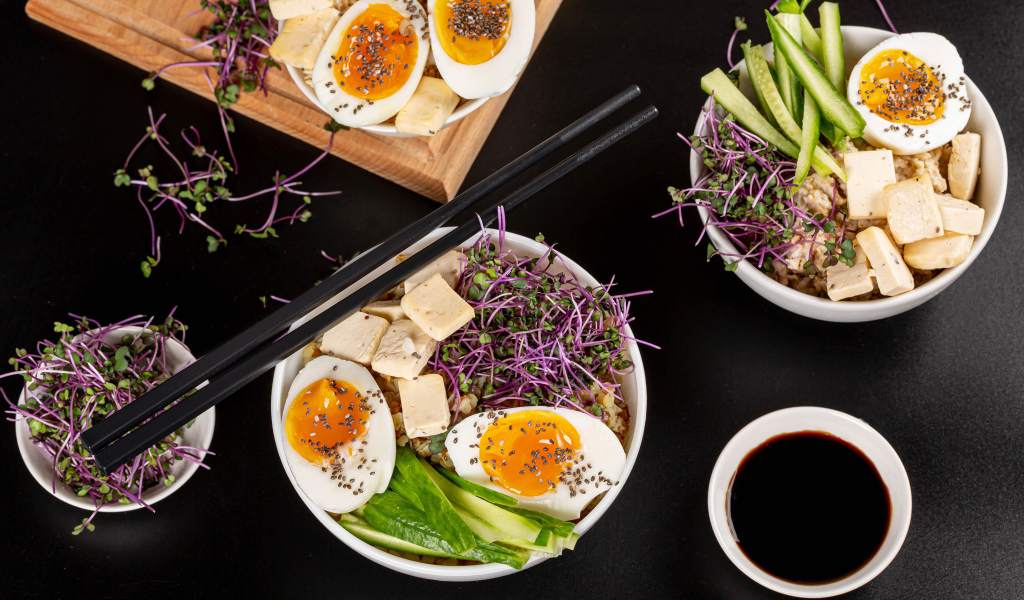 Проросшая пшеница с яйцами на столе