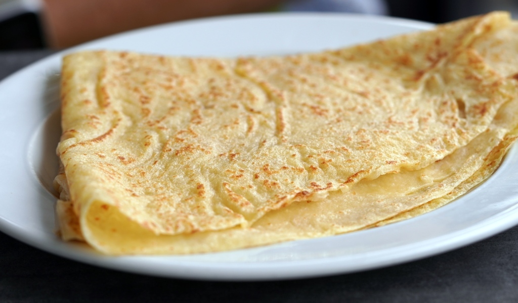 Тонкие свежие блинчики на тарелке