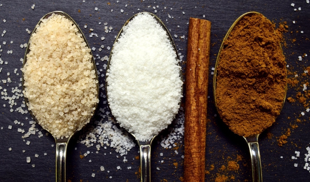 Три ложки со специями на столе 