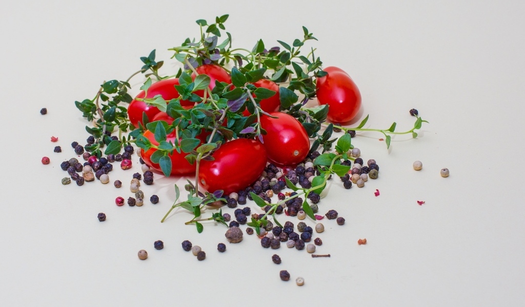 Тимьян, помидоры и перец горошком