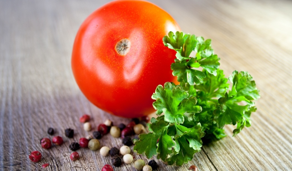Помидор с петрушкой и перцем горошком