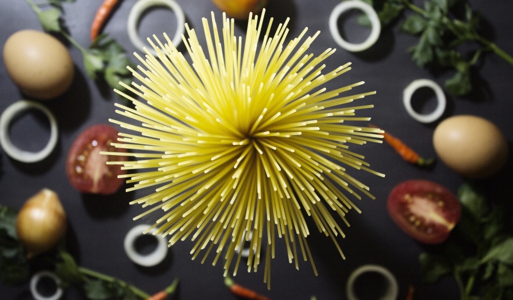 Вид сверху на спагетти и овощи