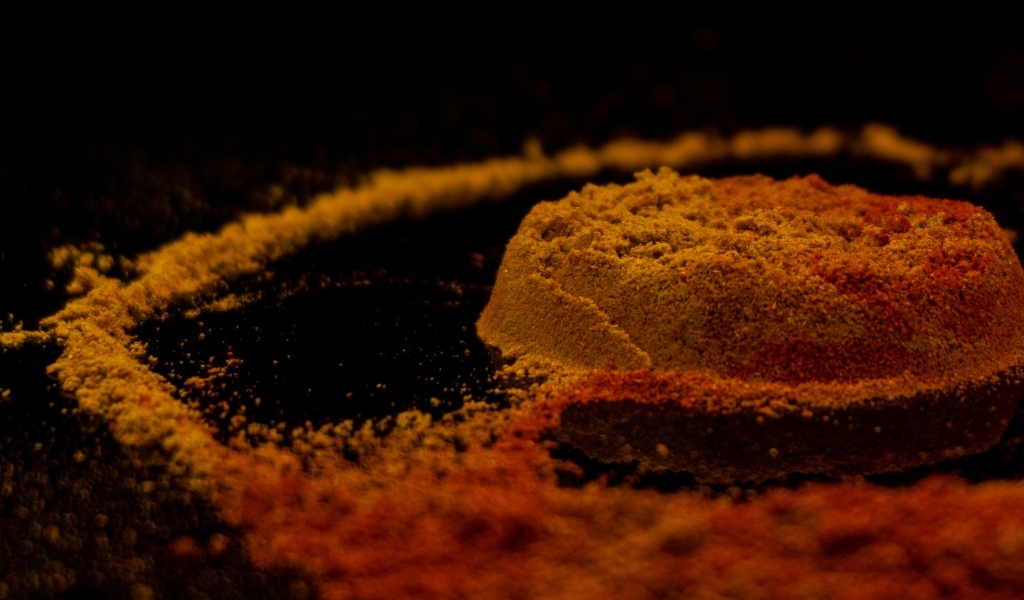 Куркума на черном столе