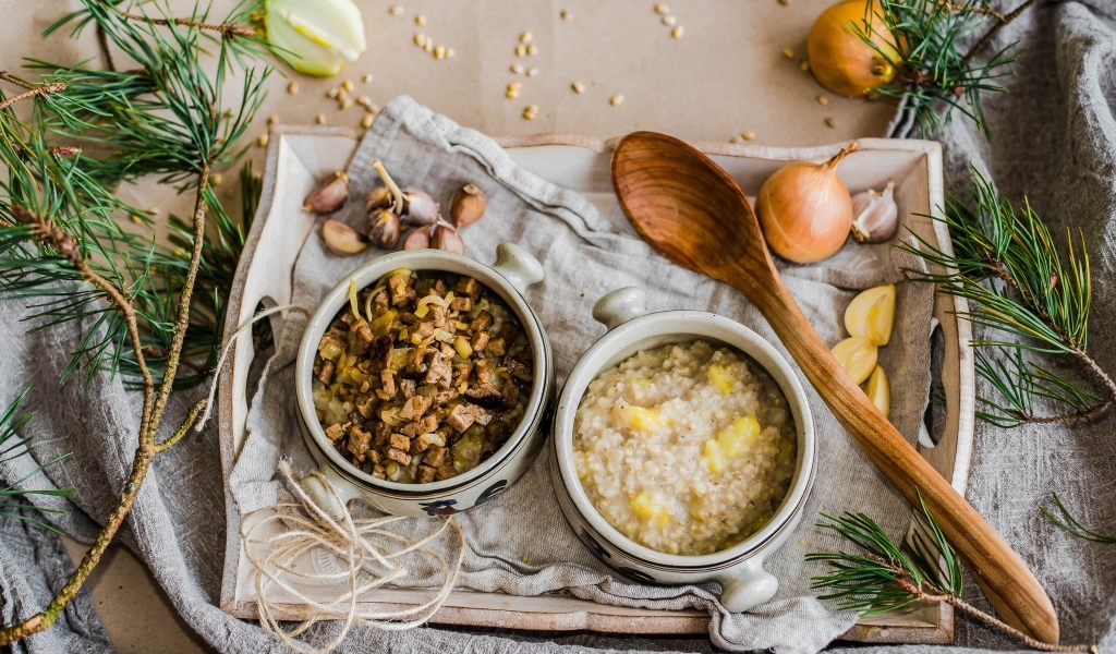 Две миски каши на столе с чесноком