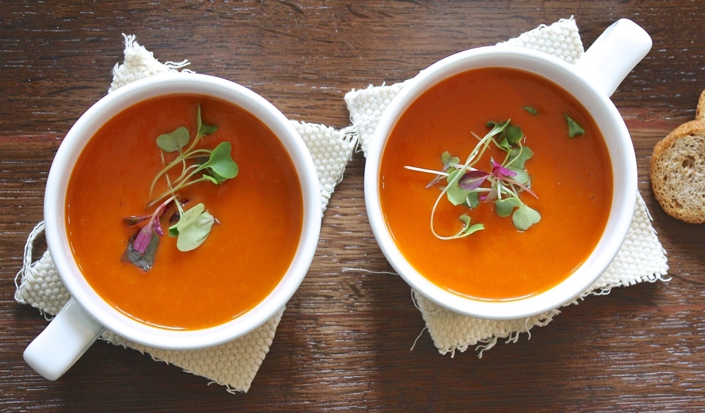 Две тарелки острого супа на столе 