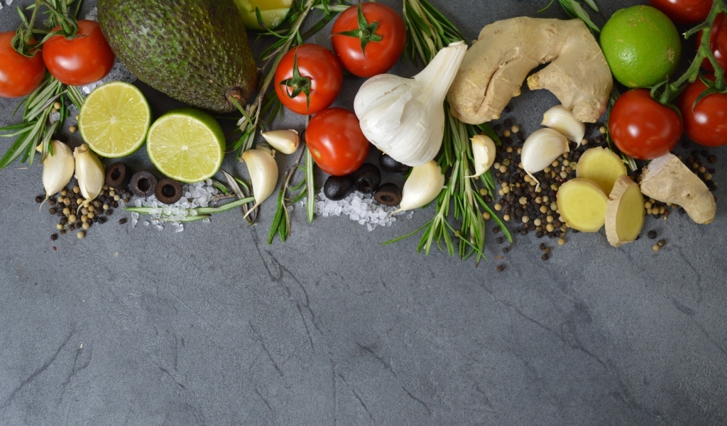 Овощи, зелень и специи на сером столе