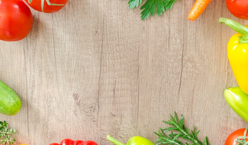 Овощи на деревянном фоне 