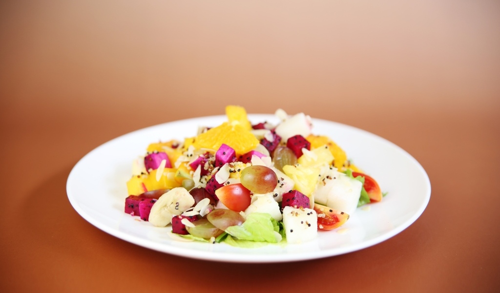 Вегетарианский салат с сыром и виноградом