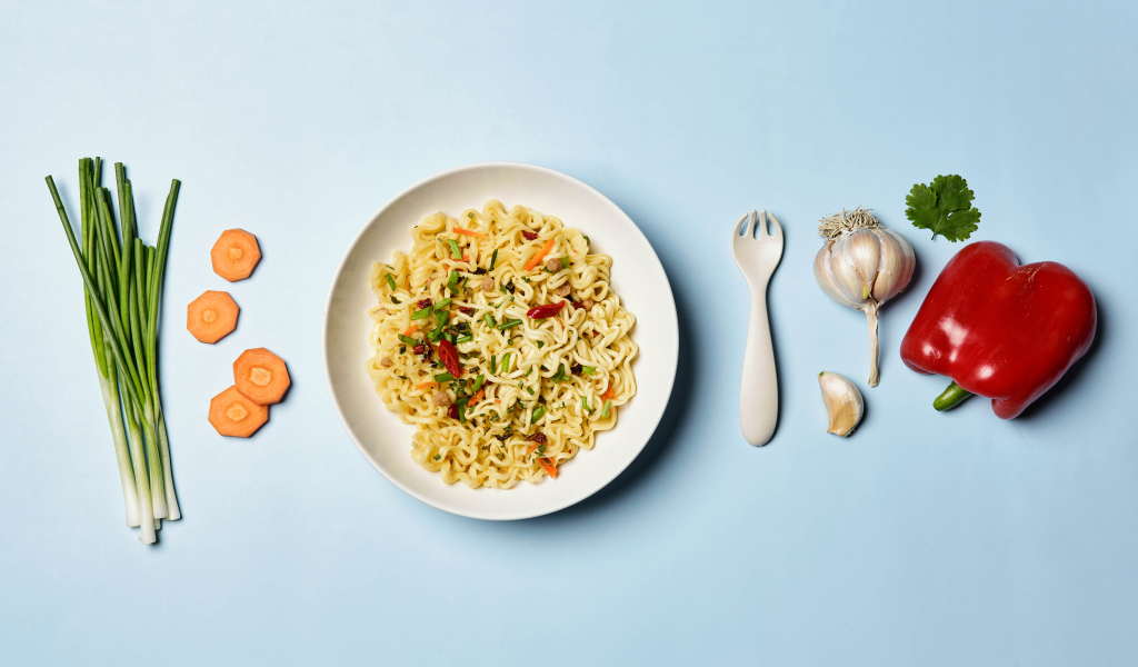 Вермишель с овощами на голубом фоне 