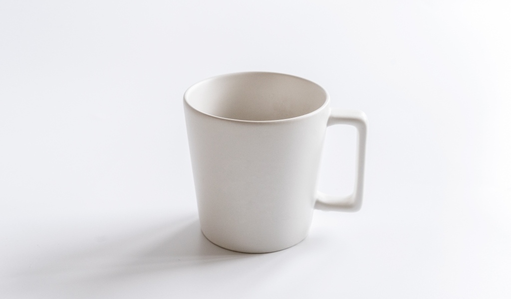 Белая кружка крупным планом