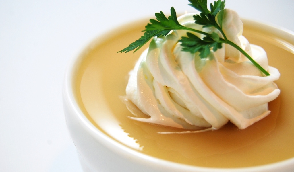 Белый взбитый крем на супе с петрушкой
