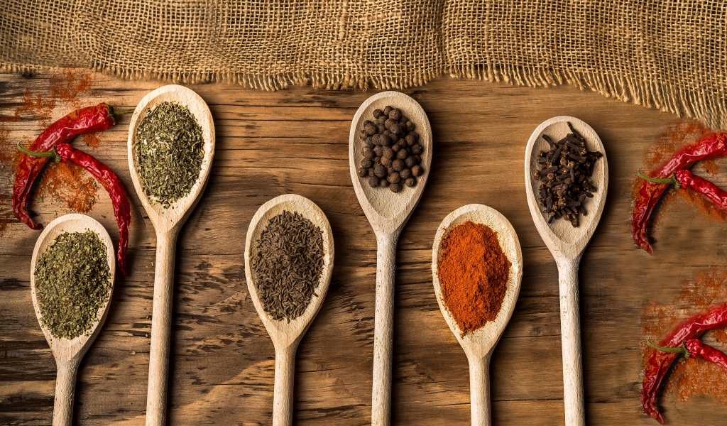 Деревянные ложки со специями на столе