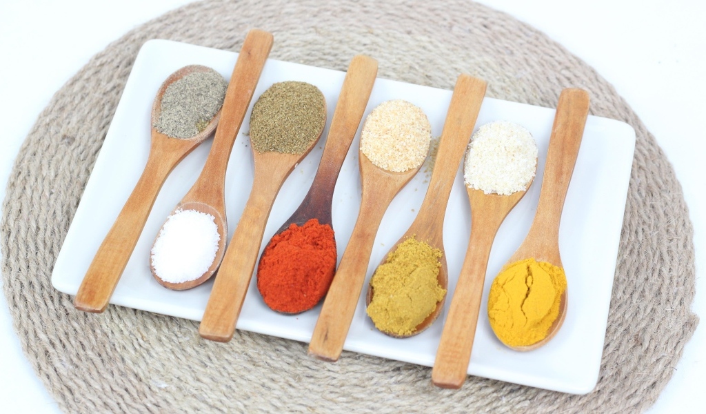 Деревянные ложки с пряными специями на салфетке 