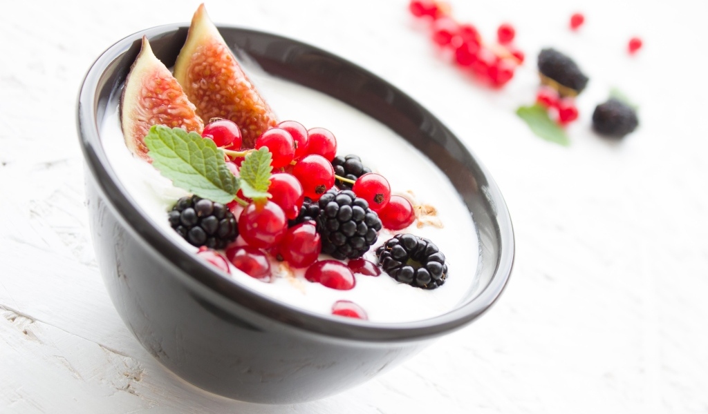 Йогурт с ягодами на столе