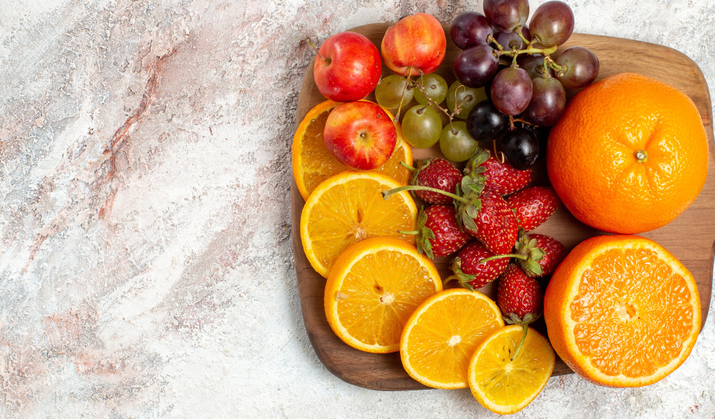 Аппетитные фрукты на доске манят ароматом