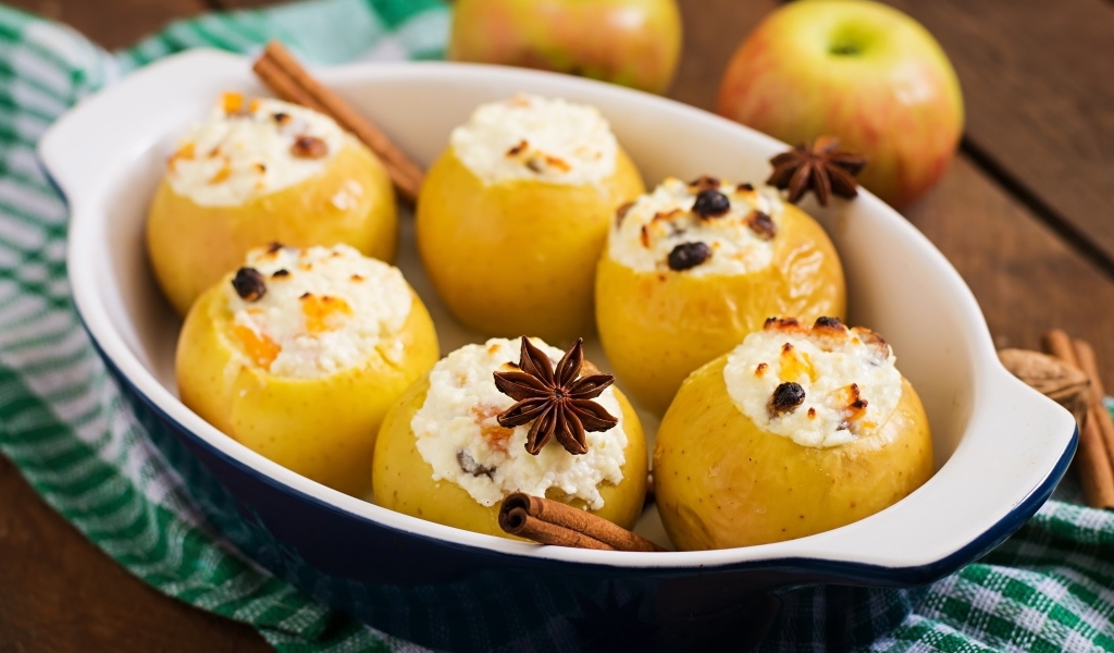 Запеченные яблоки с творогом и специями