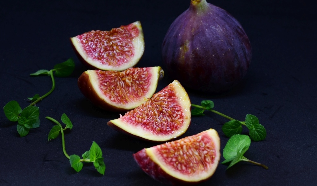 Большой спелый инжир на столе 