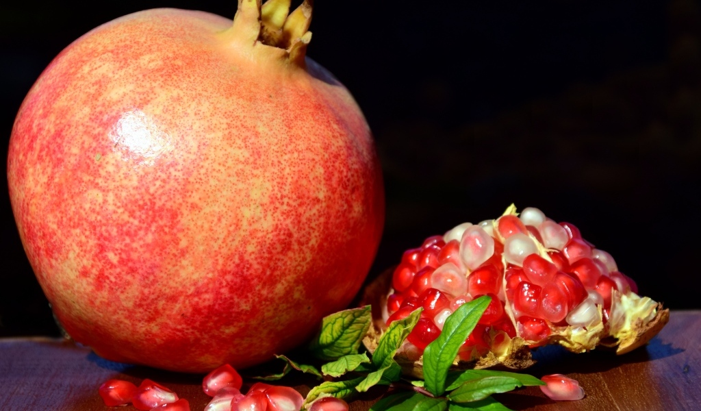 Большой спелый красный гранат крупным планом