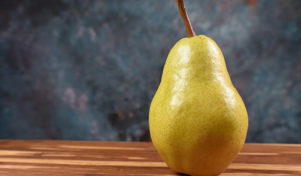 Большая спелая желтая груша
