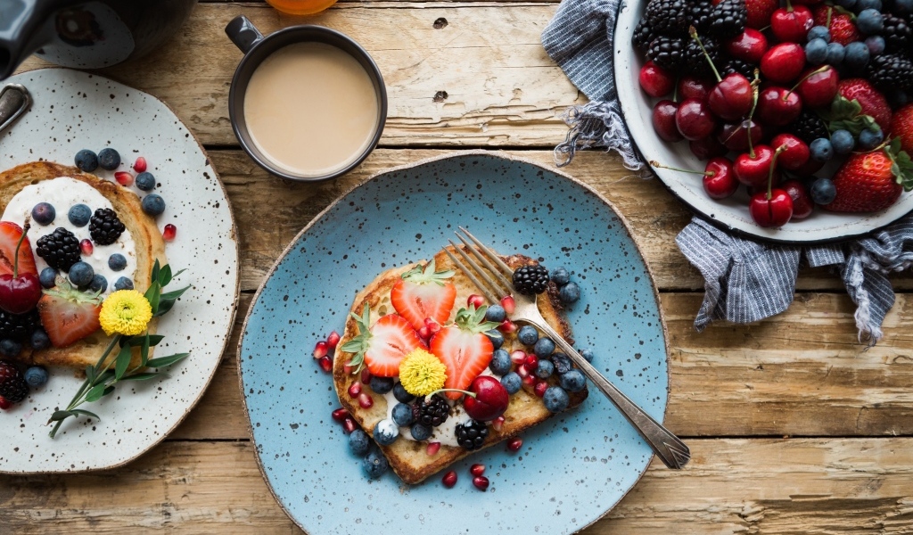 Хлеб на тарелке с ягодами и сыром