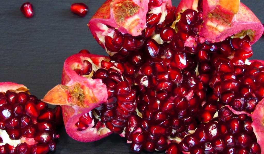 Яркие спелые красные зерна граната