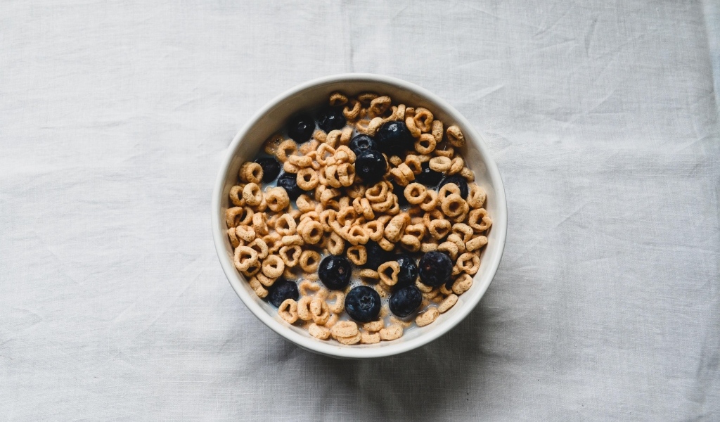 Хлопья с ягодами черники и молоком на завтрак