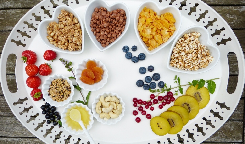 Хлопья с ягодами на большой белой тарелке