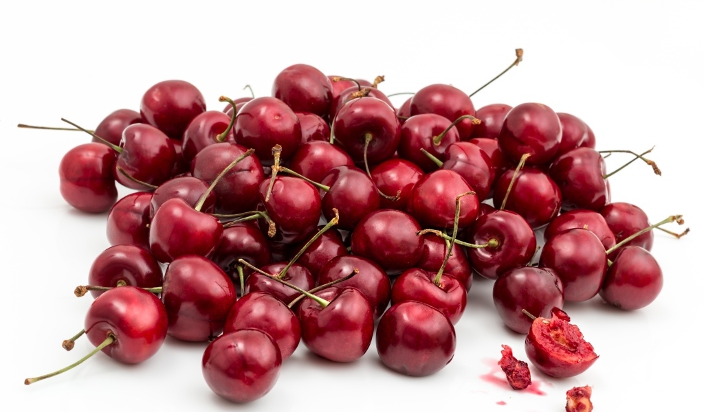 Ягоды черешни на белом фоне крупным планом