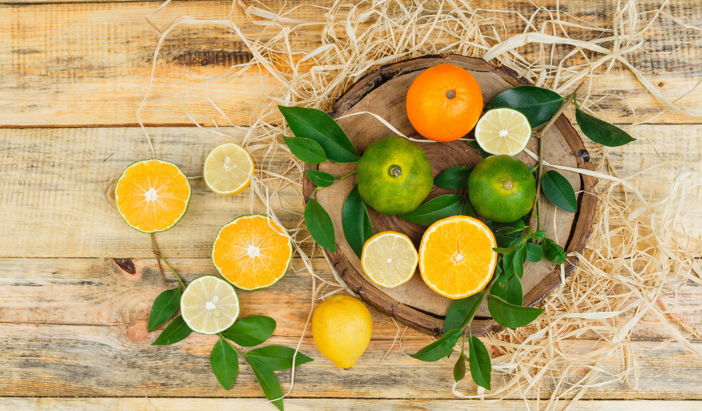 Цитрусовые кислые фрукты на столе