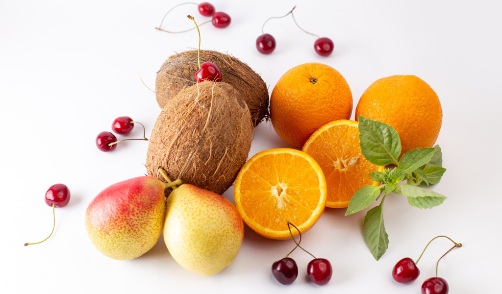 Кокосы, груши, апельсины и черешня на белом фоне