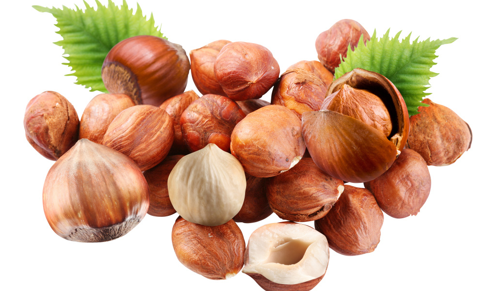 Вкусные лесные орехи на белом фоне