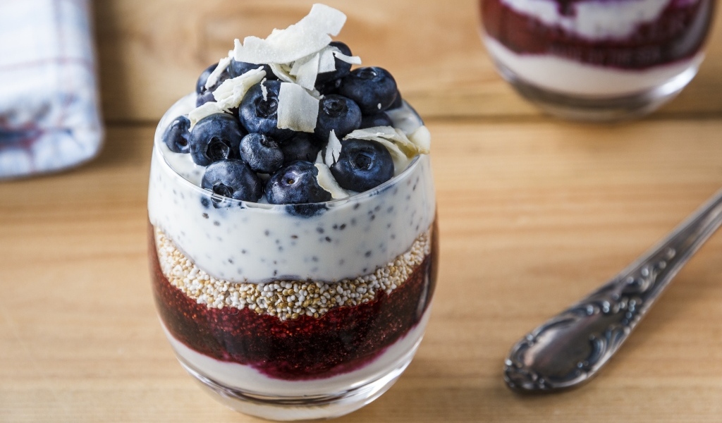 Десерт с ягодами черники в стакане на завтрак