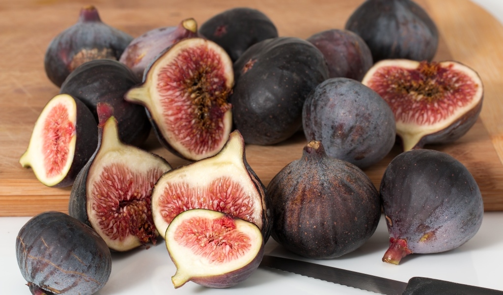 Плоды инжира на столе с ножом