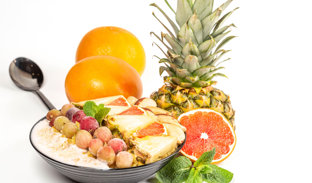 Хлопья с цитрусовыми фруктами на белом фоне