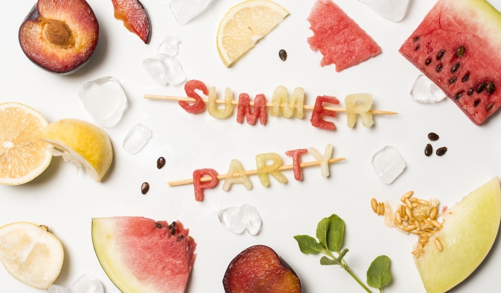 Свежие летние фрукты на белом фоне с надписью